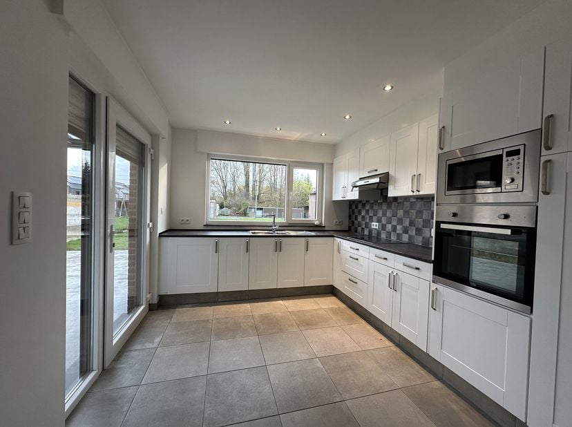 Bent u op zoek naar een ruime, instapklare woning op een toplocatie? Deze prachtige gesloten woning biedt alles wat u nodig heeft.&lt;br /&gt;
&lt;br /&gt;
- Loca